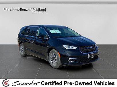 Used 2024 Chrysler Pacifica Select