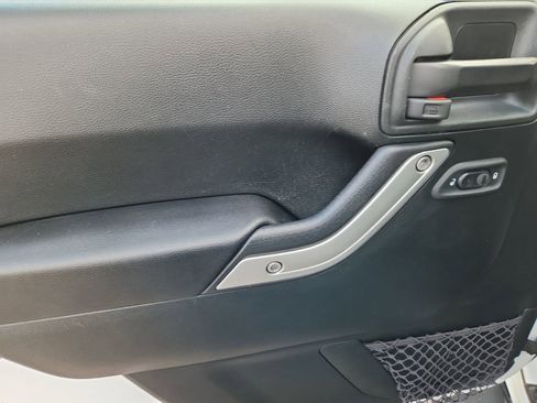 Used 2018 Jeep Wrangler Unlimited Sahara image 6