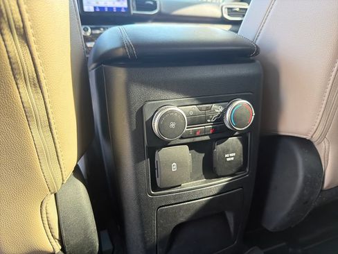Used 2022 Ford Explorer Limited w/ Equipment Group 301A AWD/4WD image 18