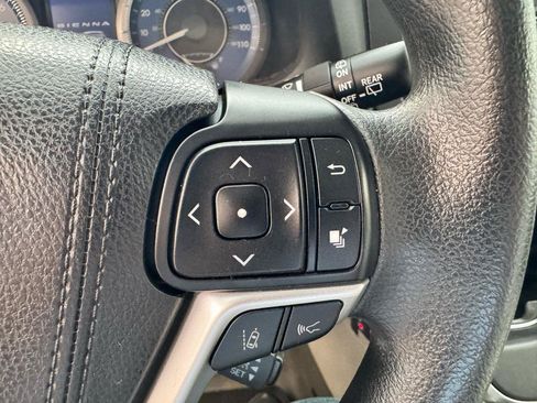 Used 2018 Toyota Sienna LE FWD image 13