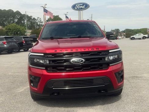 Used 2022 Ford Expedition Limited AWD/4WD image 2
