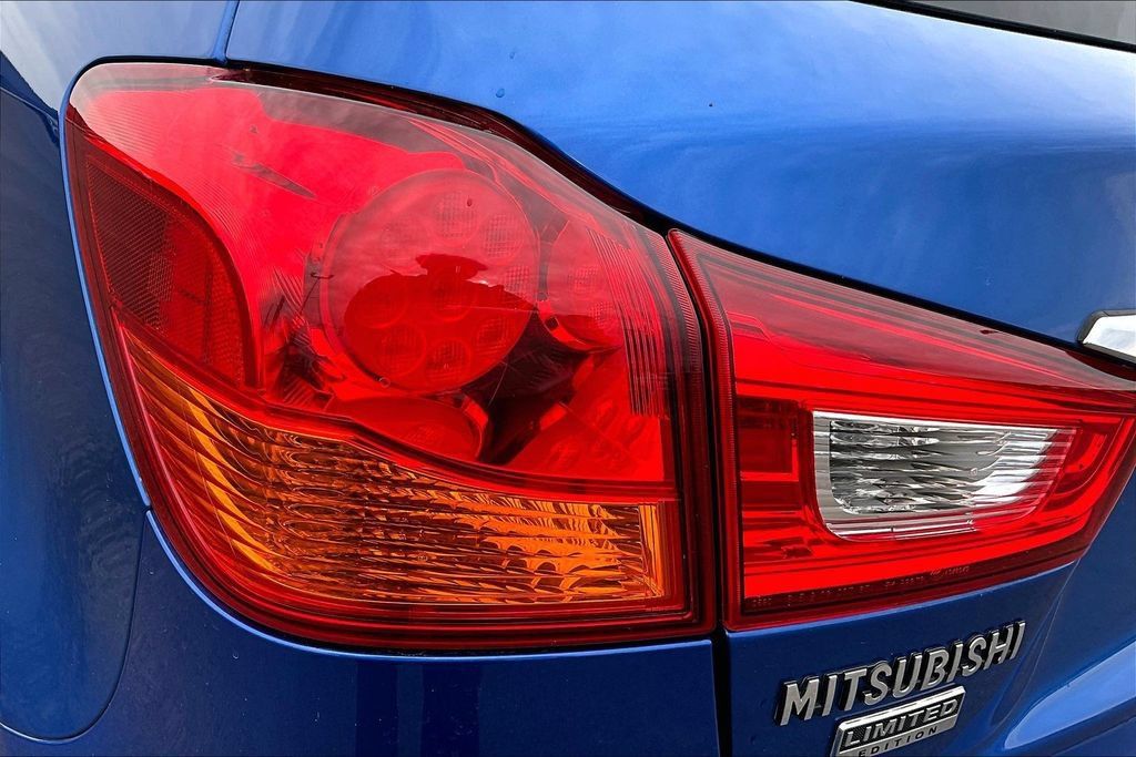 Used 2018 Mitsubishi Outlander Sport LE AWD/4WD image 29