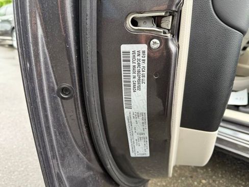 Used 2023 Chrysler Pacifica Touring-L FWD image 27
