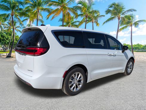 New 2026 Chrysler Pacifica Limited FWD image 4
