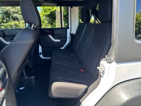 Used 2016 Jeep Wrangler Unlimited Rubicon w/ Connectivity Group AWD/4WD image 15