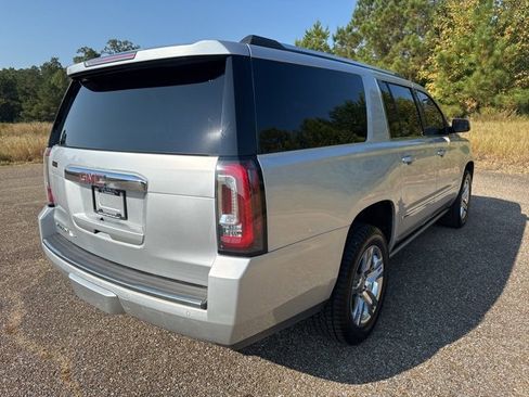 Used 2020 GMC Yukon XL Denali w/ Denali Ultimate Package image 3
