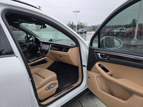 Used 2025 Porsche Macan AWD/4WD image 11