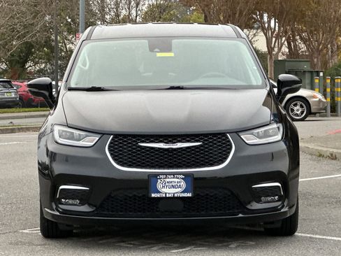 Used 2024 Chrysler Pacifica Select image 9