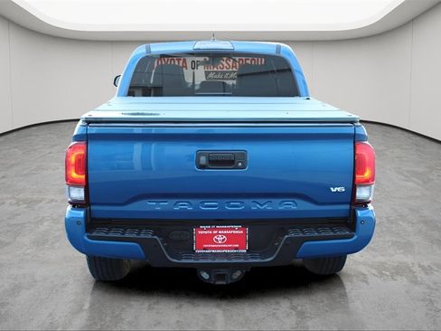 Certified 2018 Toyota Tacoma TRD Sport image 4