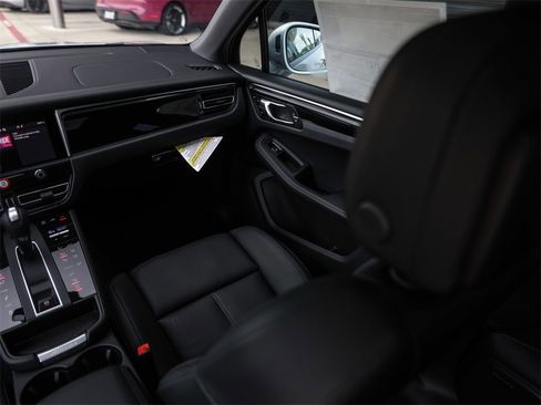 Used 2025 Porsche Macan image 35