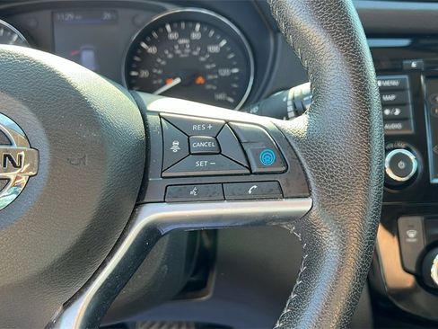 Used 2020 Nissan Rogue SV image 18