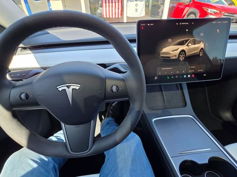 Used 2022 Tesla Model Y Long Range image 17