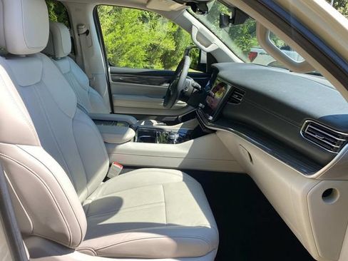 Used 2022 Jeep Wagoneer Series III w/ Premium Group I AWD/4WD image 37