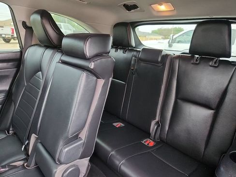 Used 2021 Toyota Highlander XLE FWD image 11