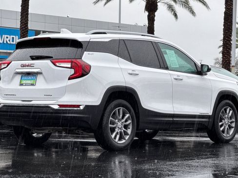 Certified 2024 GMC Terrain SLT image 3