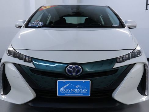 Used 2018 Toyota Prius Prime Premium image 2
