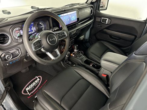 Used 2024 Jeep Wrangler Unlimited Sahara AWD/4WD image 19