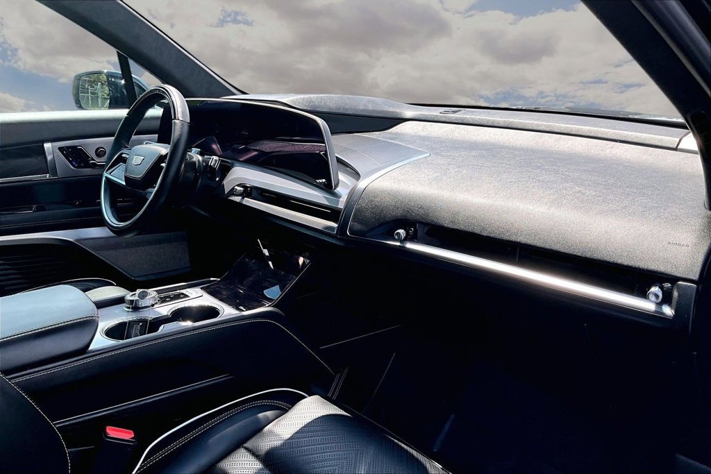 Certified 2026 Cadillac Vistiq Sport w/ LPO, Floor Liner Package AWD/4WD image 27