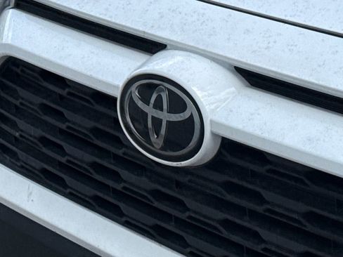 Used 2021 Toyota RAV4 LE image 7