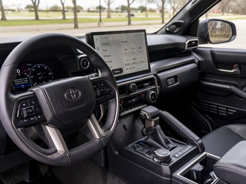 Used 2025 Toyota 4Runner Limited AWD/4WD image 16