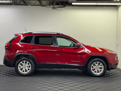 Used 2017 Jeep Cherokee Latitude w/ Comfort/Convenience Group AWD/4WD image 4