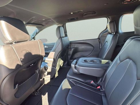 New 2026 Chrysler Pacifica Select image 9