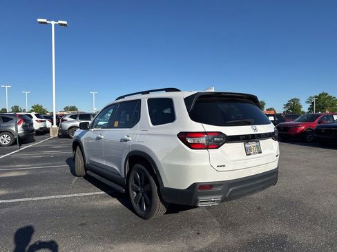 Used 2025 Honda Pilot Sport image 8