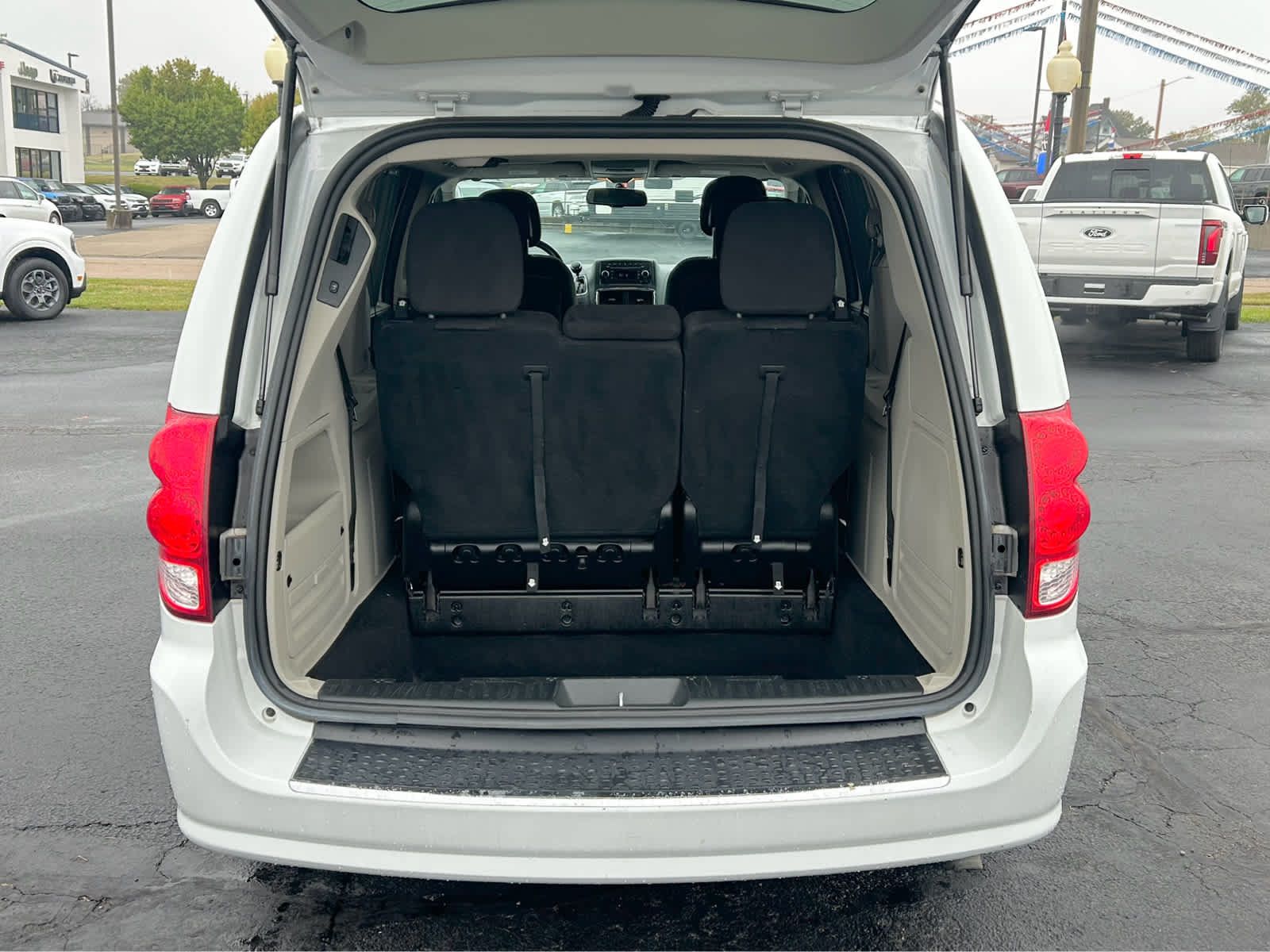 Used 2014 Dodge Grand Caravan SXT w/ UConnect Hands-Free Group FWD image 6