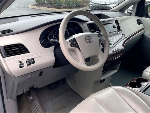 Used 2011 Toyota Sienna XLE FWD image 14