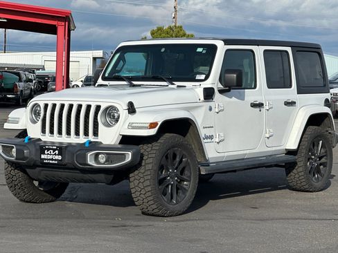 Used 2023 Jeep Wrangler Sahara image 9