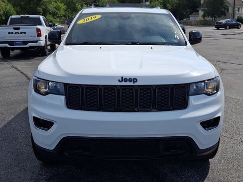 Used 2019 Jeep Grand Cherokee Laredo AWD/4WD image 2