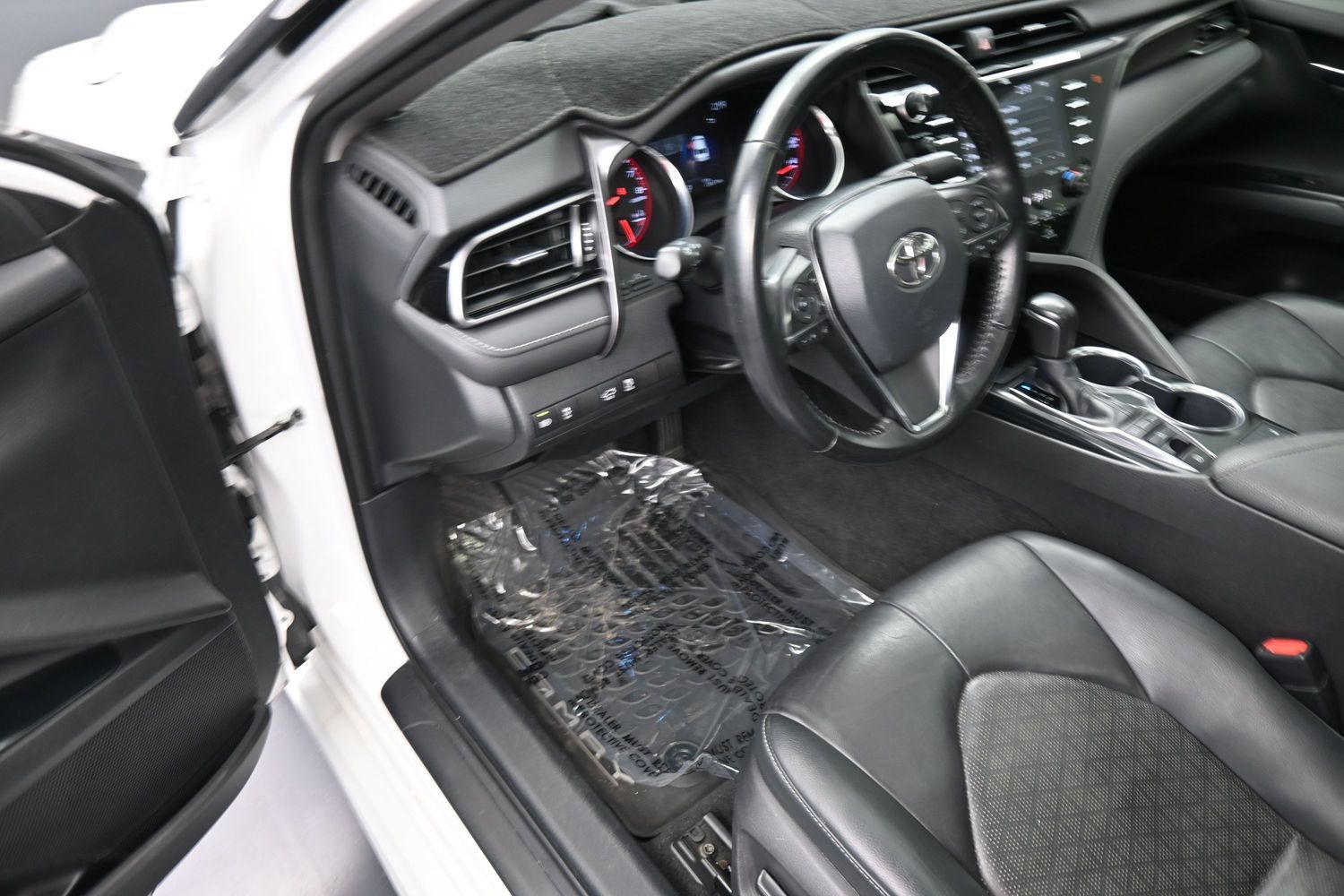 Used 2020 Toyota Camry XSE FWD image 12