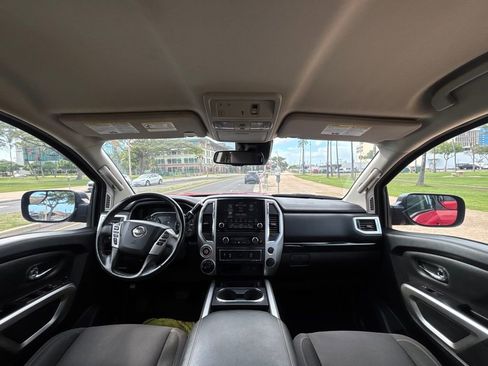 Used 2020 Nissan Titan SV w/ SV Convenience Package image 12