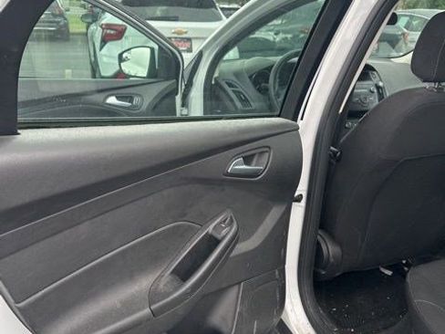Used 2018 Ford Focus SE w/ SE Appearance Package FWD image 10