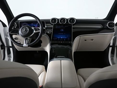 Used 2025 Mercedes-Benz GLC 300 image 16