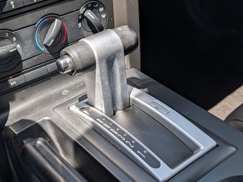 Used 2005 Ford Mustang Deluxe image 27