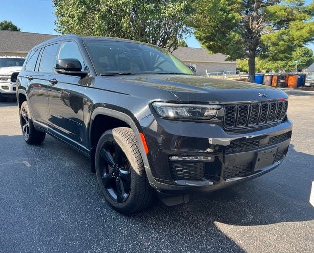 Used 2023 Jeep Grand Cherokee L Limited w/ Black Appearance Package AWD/4WD image 6