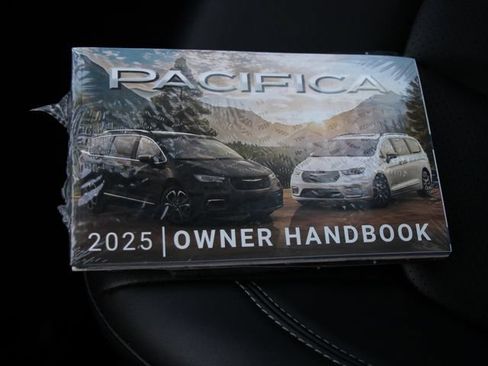 Used 2025 Chrysler Pacifica Select FWD image 33