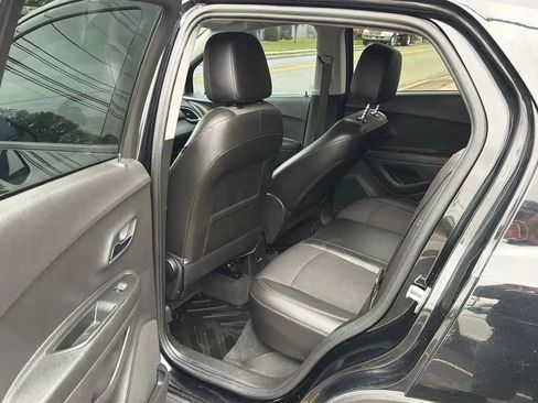 Used 2020 Chevrolet Trax LT w/ Sun & Sound Package FWD image 28