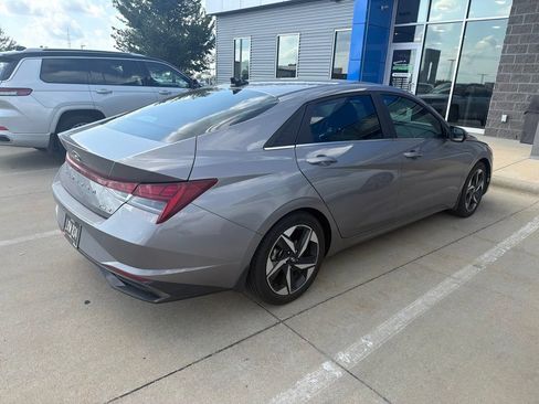 Used 2022 Hyundai Elantra Limited FWD image 5
