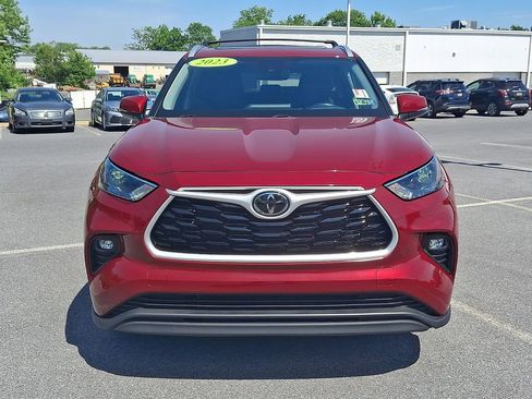 Used 2023 Toyota Highlander XLE FWD image 2