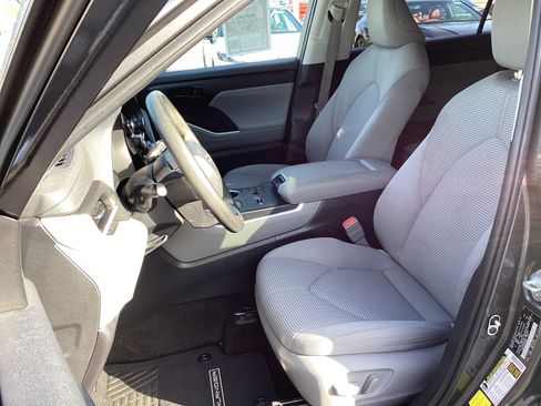 Used 2023 Toyota Highlander L FWD image 16