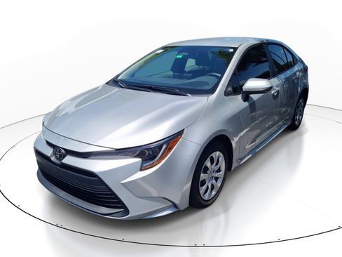 Used 2025 Toyota Corolla LE FWD image 3