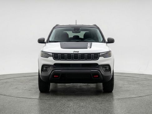 Used 2025 Jeep Compass Trailhawk image 2