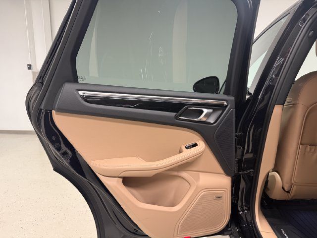 Certified 2026 Porsche Macan AWD/4WD image 33