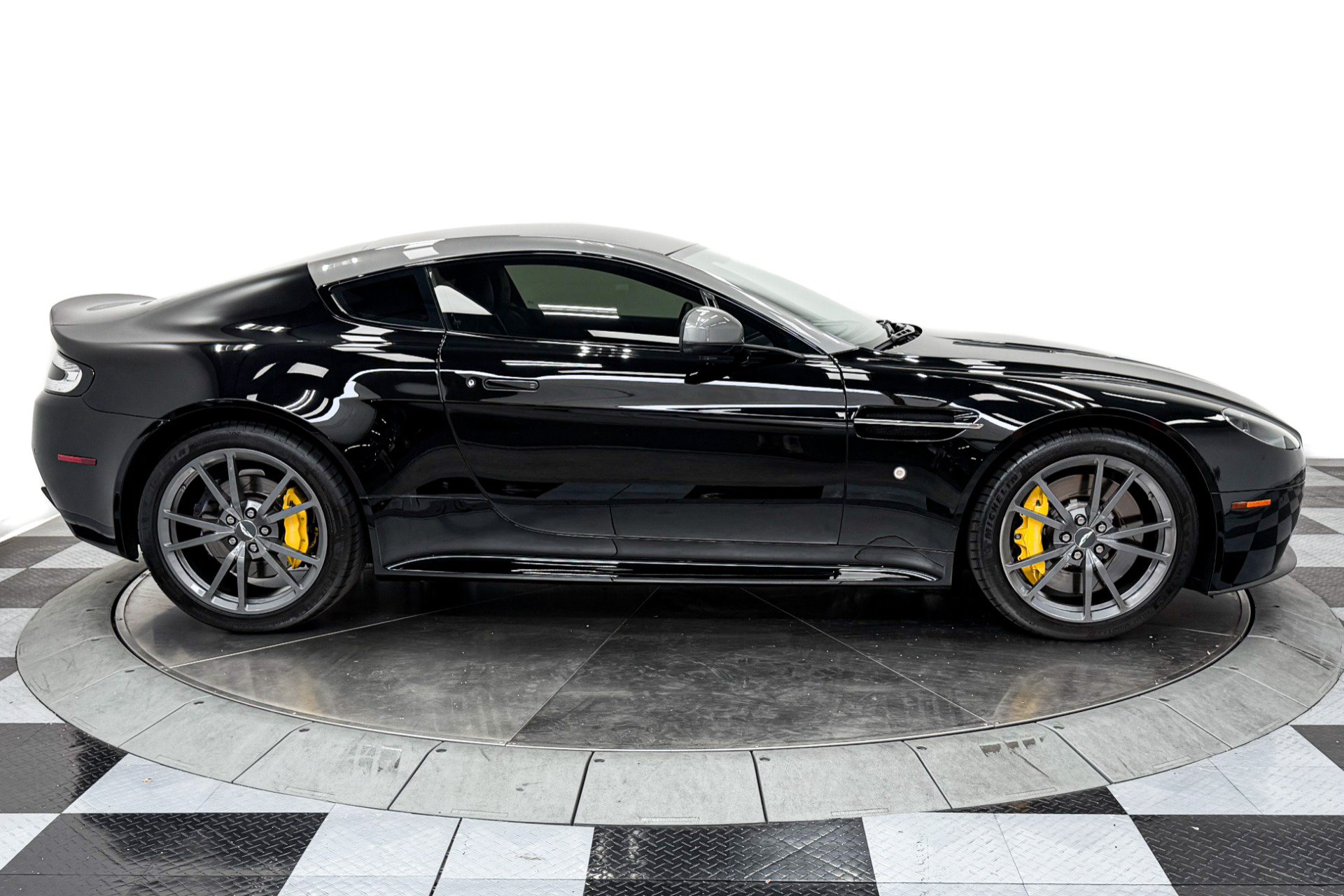 Used 2015 Aston Martin V8 Vantage GT RWD image 30