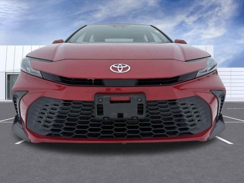 Used 2025 Toyota Camry SE image 7