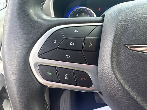 Certified 2023 Chrysler Pacifica Touring-L FWD image 19