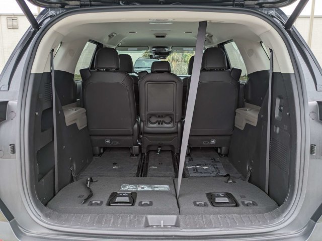 Used 2025 Kia Carnival EX FWD image 13