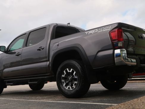 Used 2018 Toyota Tacoma TRD Off-Road AWD/4WD image 13